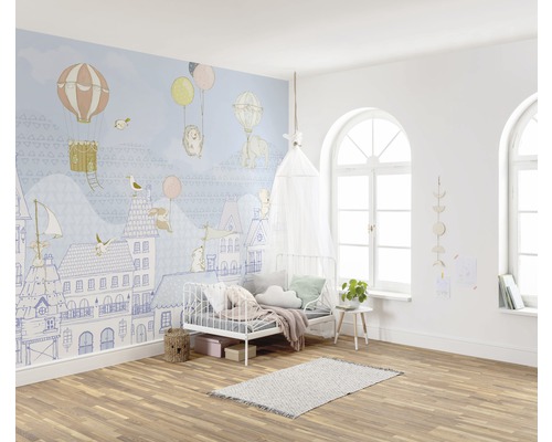 Kinderzimmer mit Tiermotiven-Tapete, Bett und Fenstern