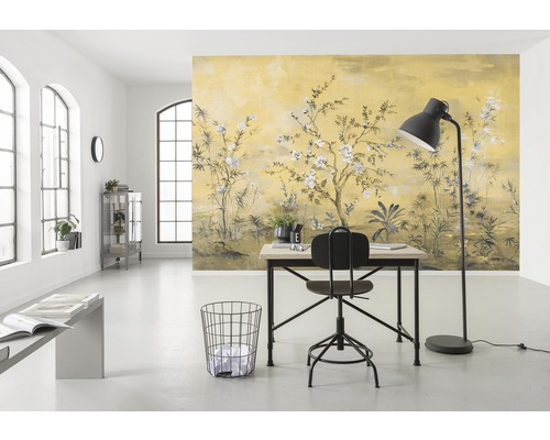 Helles Büro mit gemusterter Tapete, Schreibtisch, Stuhl und Stehlampe