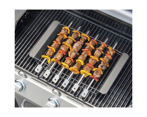 Grillspieße mit Fleisch und Gemüse auf einem Grillrost.