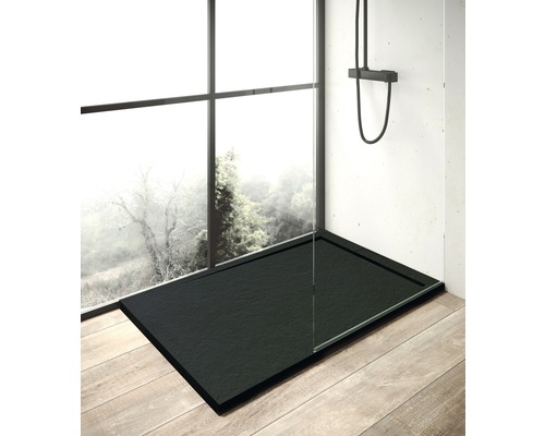 Schwarze Duschwanne mit Duscharmatur vor einem Fenster