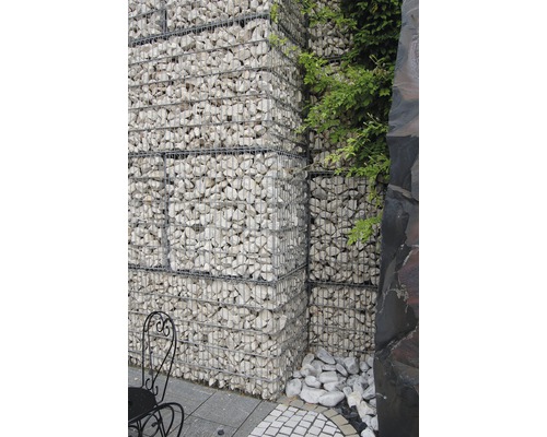 Gabionenwand mit Steinen gefüllt im Garten