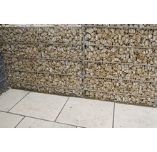 Gabionenwand mit Steinfüllung und Bodenplatten