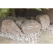 Dekorative Steine und Kieselsteine im Garten