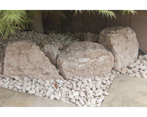 Dekorative Gartengestaltung mit großen Felsen und Kiessteinen.