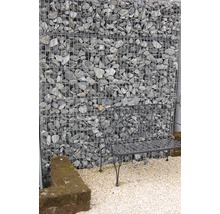 Gabionenwand mit einer Bank im Gartenbereich