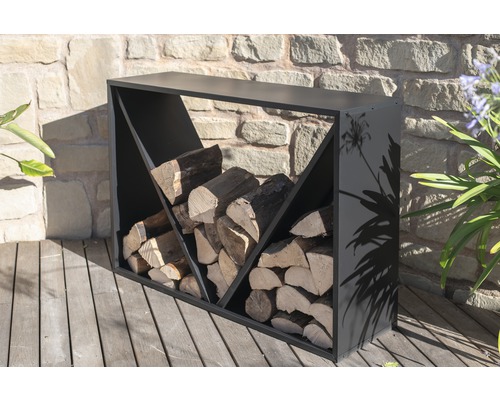 Brennholzregal aus Metall mit Holzscheiten auf einer Terrasse