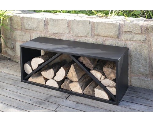 Brennholzregal aus Metall mit Holzscheiten