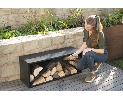 Brennholzregal aus Metall mit Holzscheiten im Außenbereich