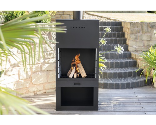 Westmann Grillkamin mit Holzfeuer im Garten