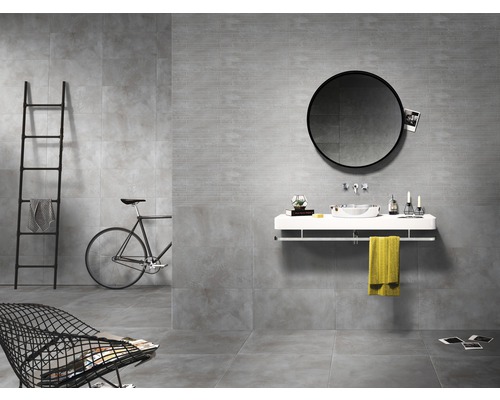 Helles Badezimmer mit grauen Fliesen, Waschbecken und Spiegel