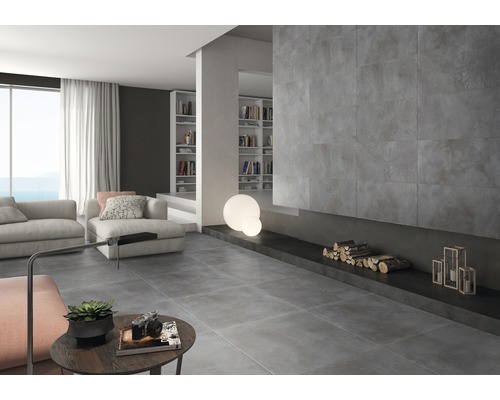 Heller Wohnraum mit grauen Bodenfliesen, Kamin und Regalen