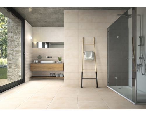 Helles Badezimmer mit Dusche, Waschbecken und Holzleiter