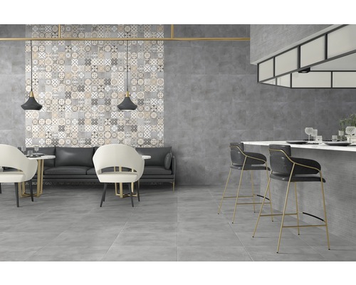 Innenraum mit Fliesenboden, Mosaikwand und Barhockern