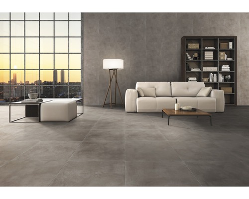 Modernes Wohnzimmer mit grauen Bodenfliesen, Sofa, Regal und Fenster