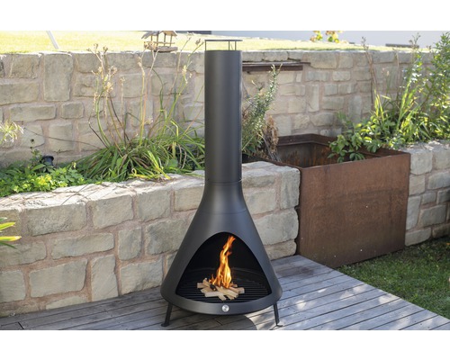 Moderner Terrassenofen mit Feuerstelle für den Außenbereich auf Holzterrasse