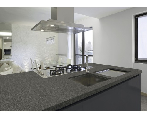 Küchenszene mit Kochfeld, Dunstabzugshaube und Spüle in modernem Design