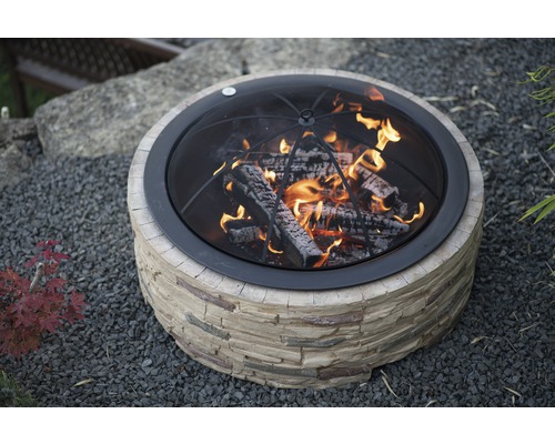 Feuerstelle mit Steindekor und Holzscheiten