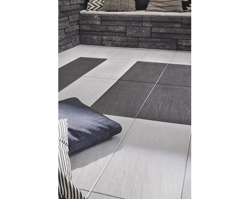 Fliesenboden mit quadratischem Muster in Wohnraum