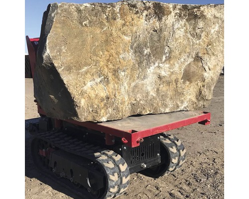 Großer Naturstein auf einer Transportraupe