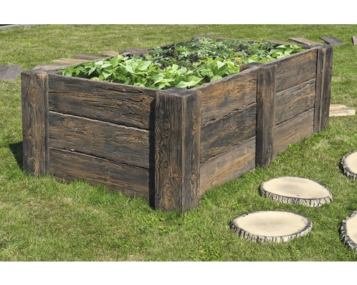 Hochbeet aus Holzimitation mit Pflanzen im Garten
