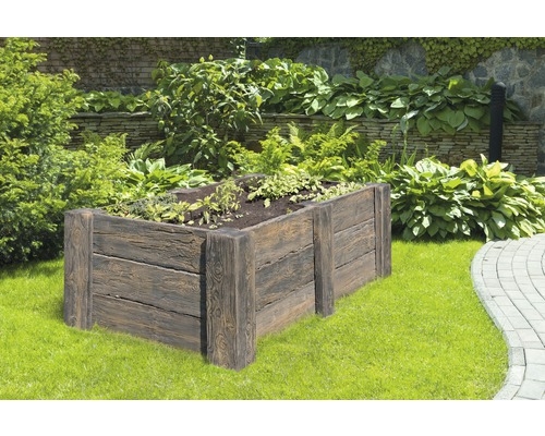 Hochbeet aus Holzimitat im Garten