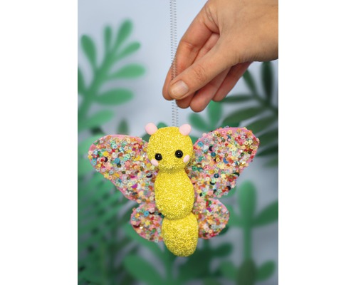 Dekorativer Schmetterling mit glitzernden Flügeln als Anhänger.