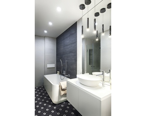 Badezimmer mit Badewanne, Waschtisch und Spiegel