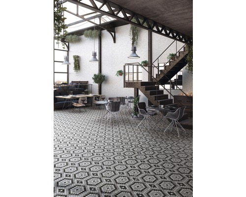 Innenraum mit Mosaikboden, Treppe und Sitzgelegenheiten