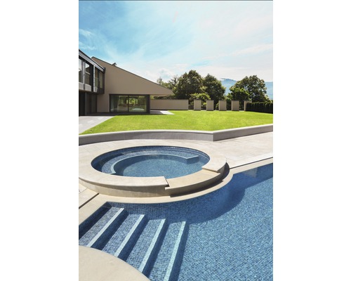 Außenbereich mit Pool, Whirlpool, Rasenfläche und modernem Haus