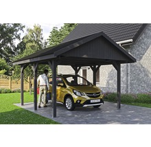 Ein Mann steht neben einem Auto unter einem Carport auf dem Grundstück