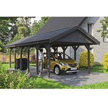 Carport aus Holz mit Auto und Person im Garten