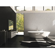 Badezimmer mit Badewanne, Waschbecken und großem Fenster mit Blick ins Grüne