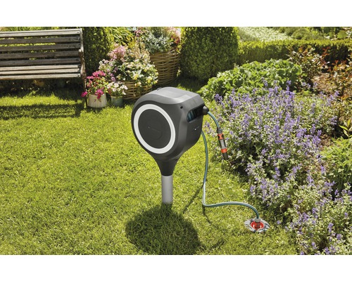 Gartenszene mit Schlauchbox zur Gartenbewässerung