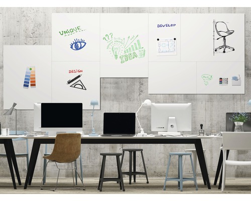 Büro mit Whiteboard-Wand, Tischen, Stühlen und Computern für Brainstorming und Planung