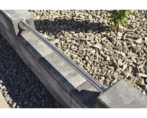 Gartengestaltung mit Mauer und Edelstahlhandlauf