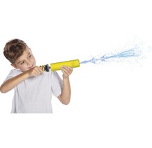 Junge benutzt eine gelbe Wasserspritzpistole