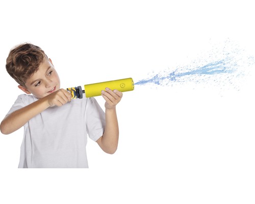 Junge benutzt eine gelbe Wasserspritzpistole