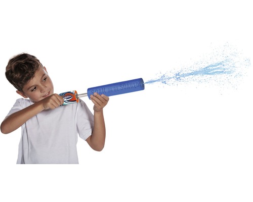 Junge mit Wasserpistole beim Spritzen