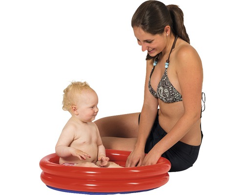 Mutter und Kind spielen in einem aufblasbaren Planschbecken