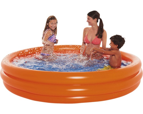 Kinder planschen in einem aufblasbaren Pool