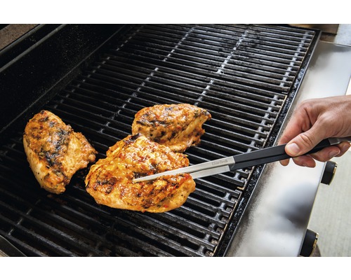 Gegrilltes Hähnchen auf einem Grill mit Grillzange