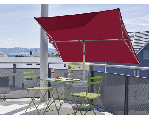 Quadratischer Sonnenschirm mit Tisch und Stühlen auf dem Balkon
