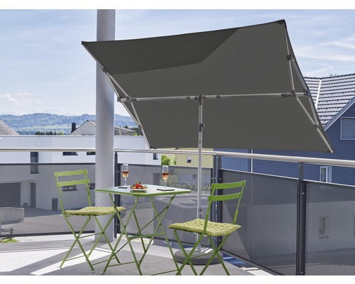 Balkonszene mit Sonnenschirm, Tisch und Stühlen für eine entspannte Atmosphäre im Freien