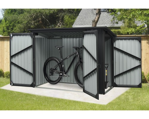 Metall Gerätehaus mit offenstehenden Türen und Fahrrad