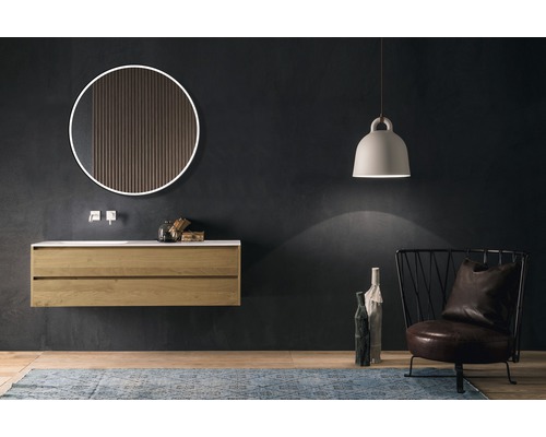 Badezimmer mit Waschtischunterschrank, Spiegel und Beleuchtung