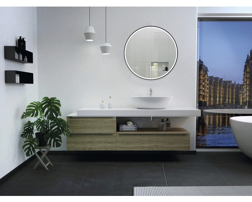 Modernes Badezimmer mit Waschtisch, Spiegel und Pflanze