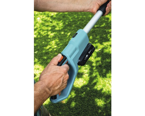 Detailaufnahme einer Akku Grasschere mit Handgriff