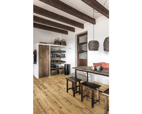 Heller Raum mit Holzbalken, Holzboden, Regalen und Esstisch