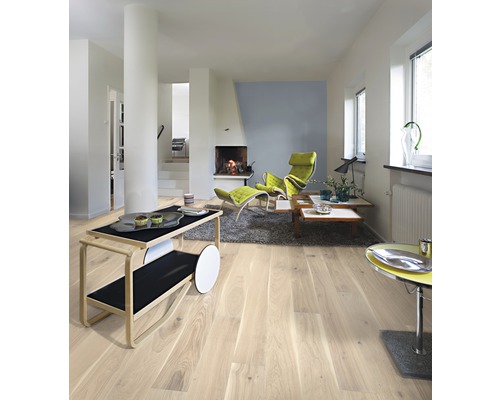 Heller Wohnraum mit Holzboden, Kamin und modernen Möbeln.