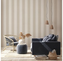 Wohnzimmer mit gestreifter Tapete, Sessel und Sofa